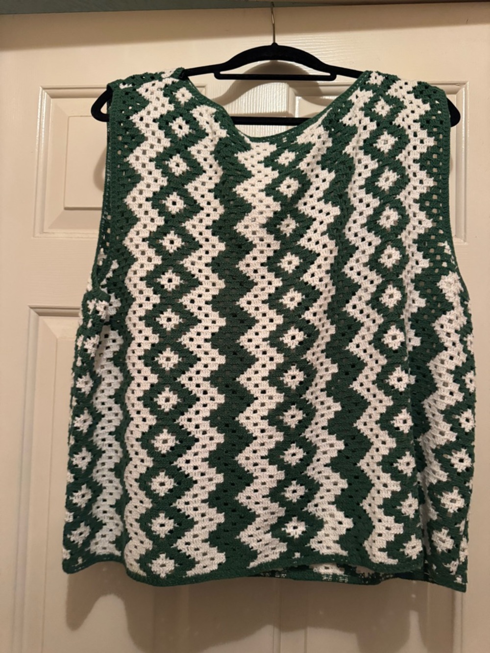 ANN TAYLOR  and White Crochet Knit Sleeveless Sweater Top NET XXL